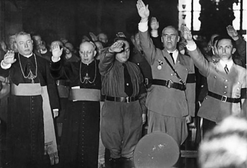 ������� � ������� ���������� ������ (Bishop with members of the Nazi Party)