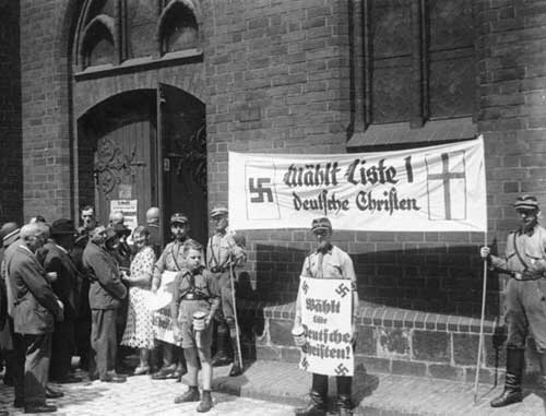 ���������� �� � ������������� ��������� ������ � ���� 1933 ���� (SA stormtroopers at a pro-Nazi church service in July 1933)