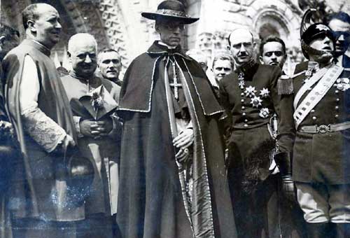 �������� ������� � ����� � 1935 ���� (Cardinal Pacelli at Lourdes in 1935)
