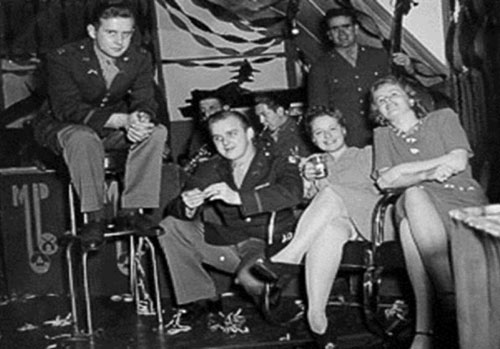 ������������ ������� � ����������� ��������� (American soldiers with Icelandic women)