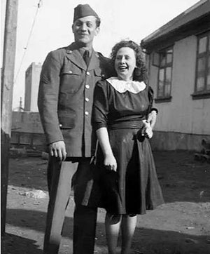 ������������ ������� � ����������� ��������� (American soldiers with Icelandic women)