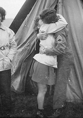 ������������ ������� � ����������� ��������� (American soldiers with Icelandic women)