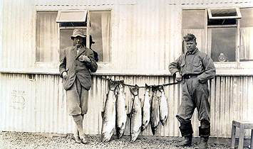���������� ������ � ������� (Icelandic fishermen with salmon)